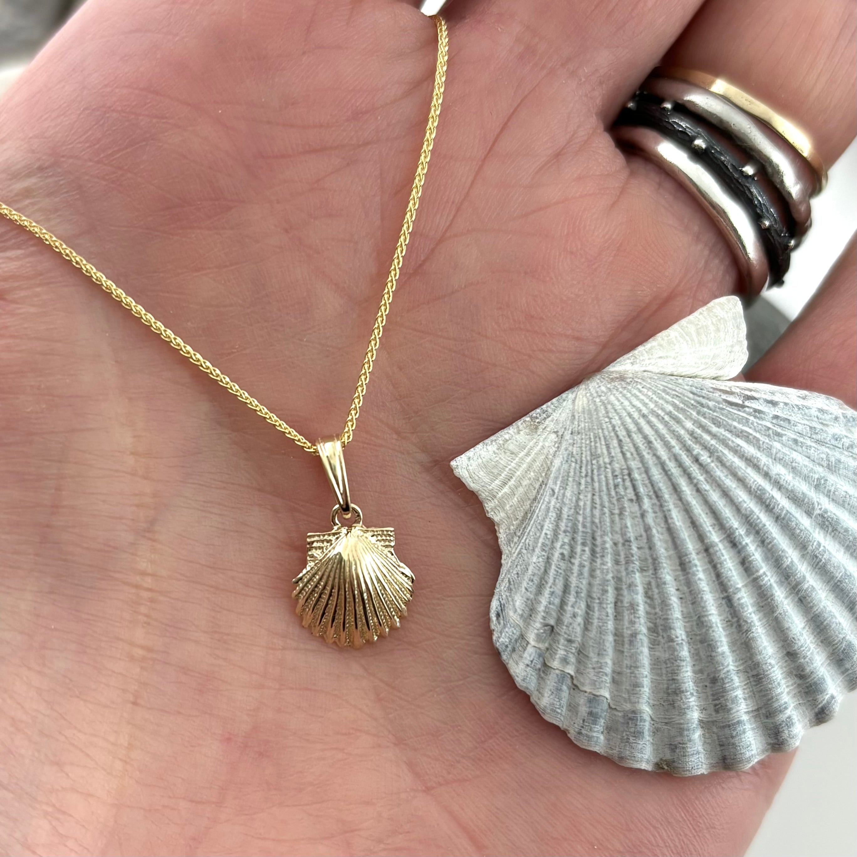 14K Petite Scallop Shell Pendant